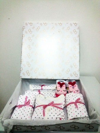 AJUAR MUJER:-caja-camisita-pantalon-body-mitones-gorrito-zapatos-: 14.990